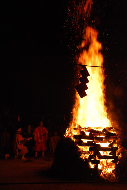 狸谷山不動院の火渡り祭_a0006267_229866.jpg