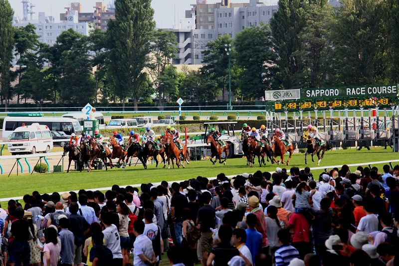 札幌競馬場　盛夏　ジリジリ　暑い　ポッポちゃんの愛称の彼女_a0160581_17374415.jpg