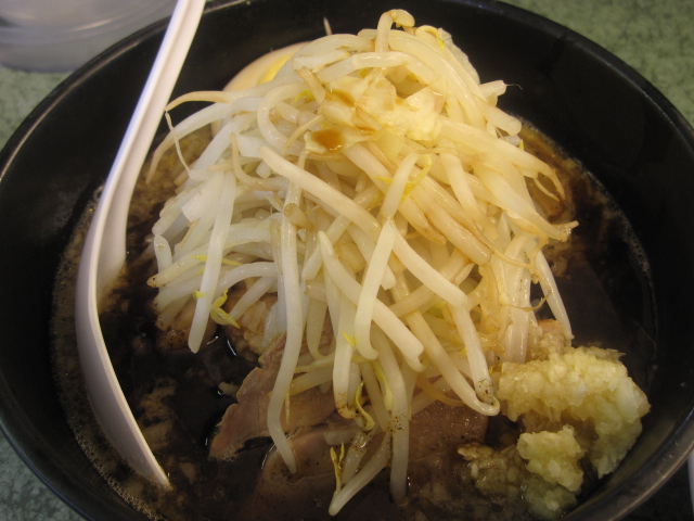 ラーメン二郎 「小ブタつけ麺」¥950@新宿小滝橋通り店_b0042308_128187.jpg