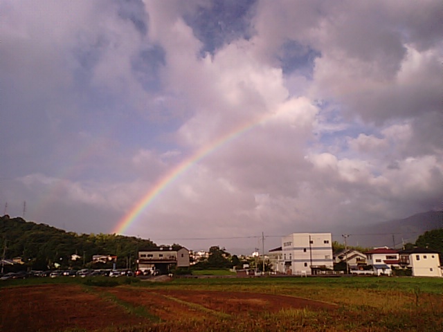 新居浜市で大きな主虹 しばらくして副虹が見えました 2012 8 1 徳ちゃん便り 新居浜市で大きな主虹 しばらくして副虹が見えました 2012 8 1 徳ちゃん便り