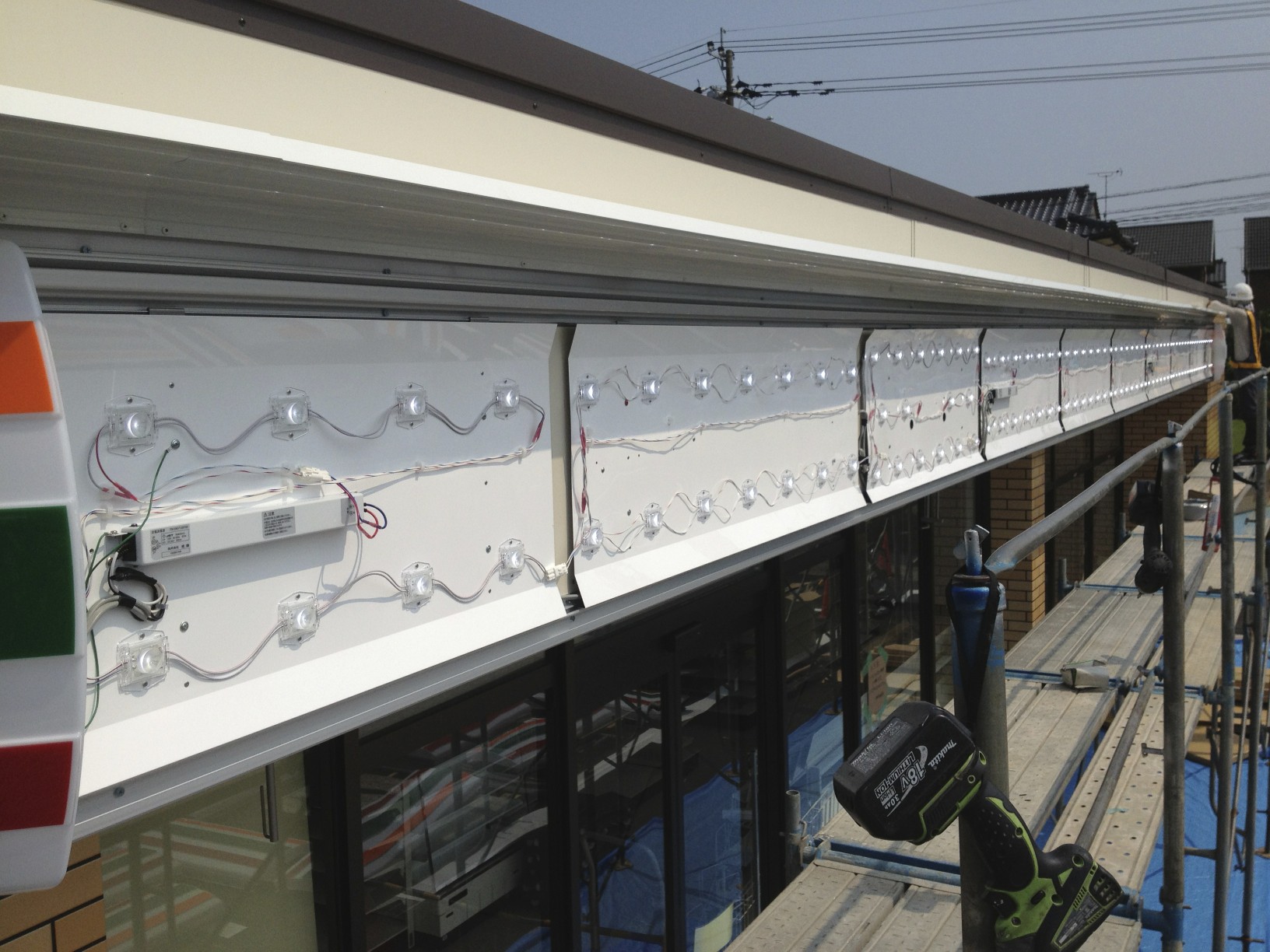 コンビニ看板新規取付及び閉店工事_b0152079_1745394.jpg