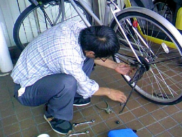 7/26 自転車を修理されている方_b0245781_14331747.jpg