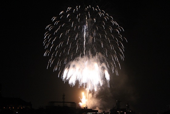 神奈川新聞の花火大会_b0107691_2381397.jpg