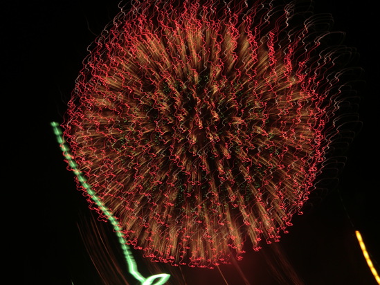 横浜港で花火大会_e0119092_12595598.jpg