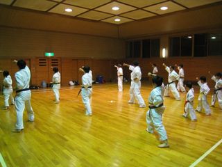 土曜は空手 今日も体験と新しい仲間!_c0118332_22192119.jpg