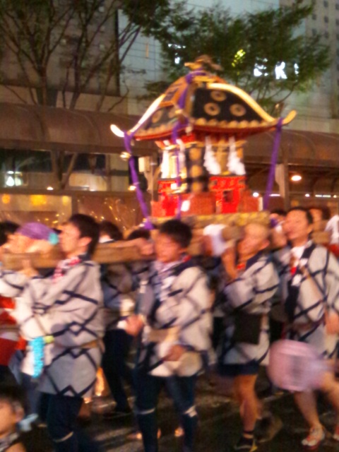 レコード台とOpen看板と友人来訪とおてもやん総踊り_c0246783_2245214.jpg