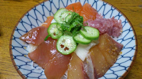 丼同好会、海鮮づけ丼です。_c0124780_19221298.jpg