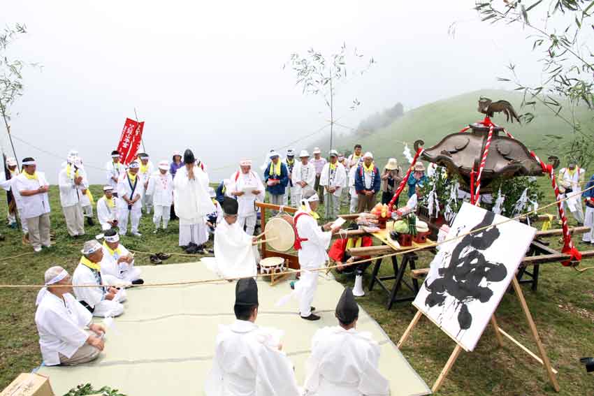 2012「剣山夏祭り」～劔山本宮劔神社例大祭～12♪「太刀踊り」奉納♪_d0058941_2003450.jpg