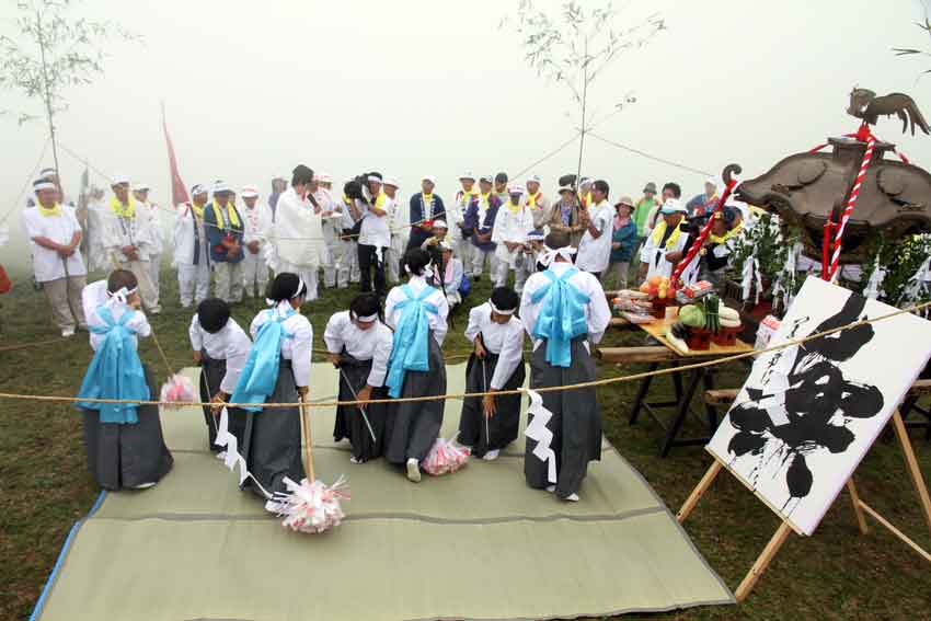 2012「剣山夏祭り」～劔山本宮劔神社例大祭～12♪「太刀踊り」奉納♪_d0058941_20102317.jpg