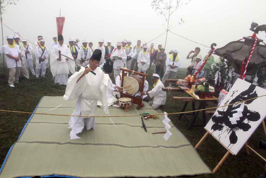 2012「剣山夏祭り」～劔山本宮劔神社例大祭～13♪「劍の舞」奉納♪_d0058941_19563419.jpg