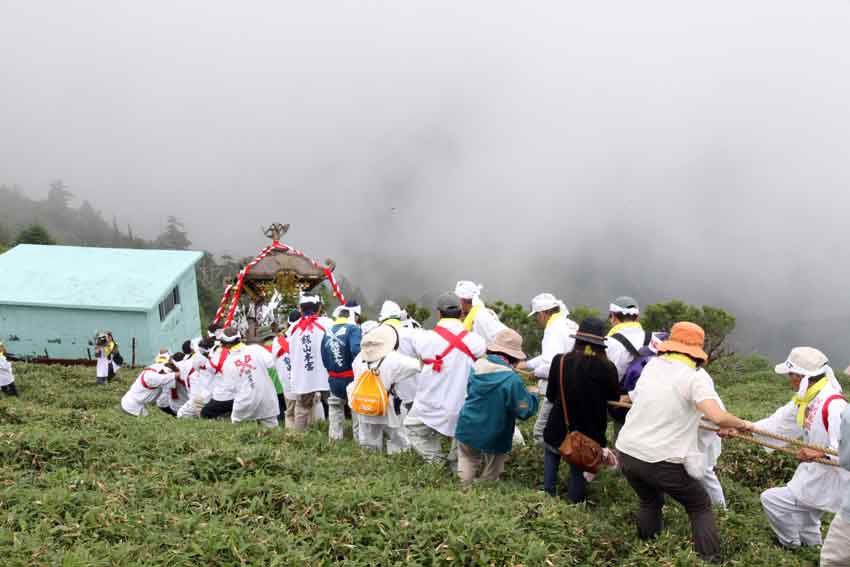 2012「剣山夏祭り」～劔山本宮劔神社例大祭～14♪「神輿渡御」♪_d0058941_2063096.jpg