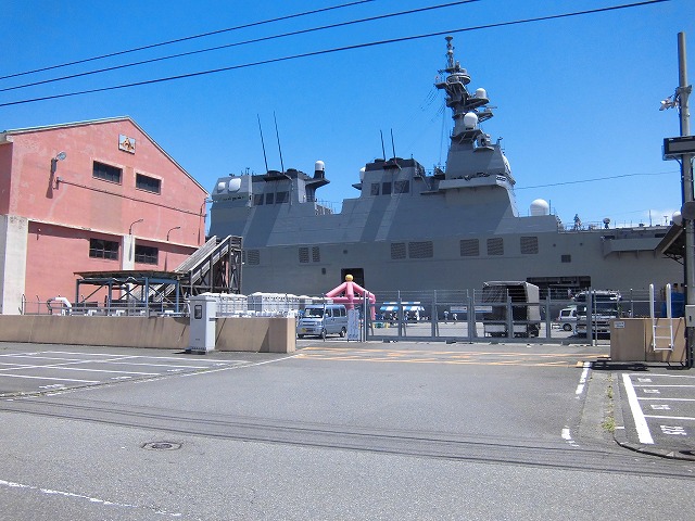 とにかくデカイ ヘリコプター搭載型護衛艦「ひゅうが」_f0141310_732776.jpg