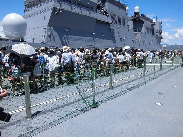 とにかくデカイ ヘリコプター搭載型護衛艦「ひゅうが」_f0141310_734385.jpg