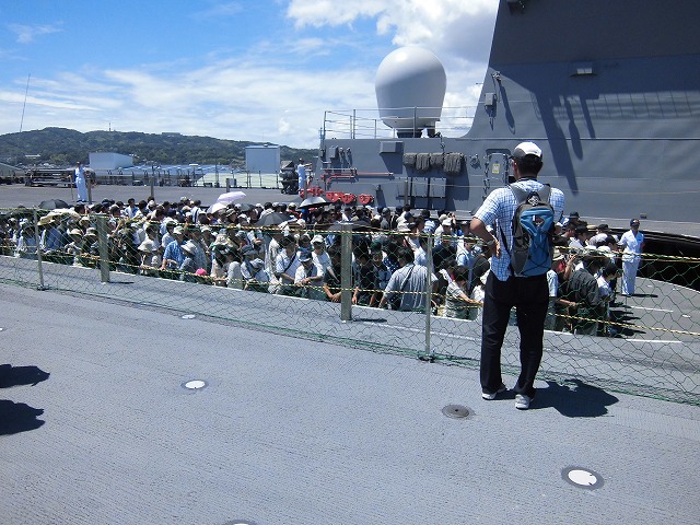 とにかくデカイ　ヘリコプター搭載型護衛艦「ひゅうが」_f0141310_734978.jpg