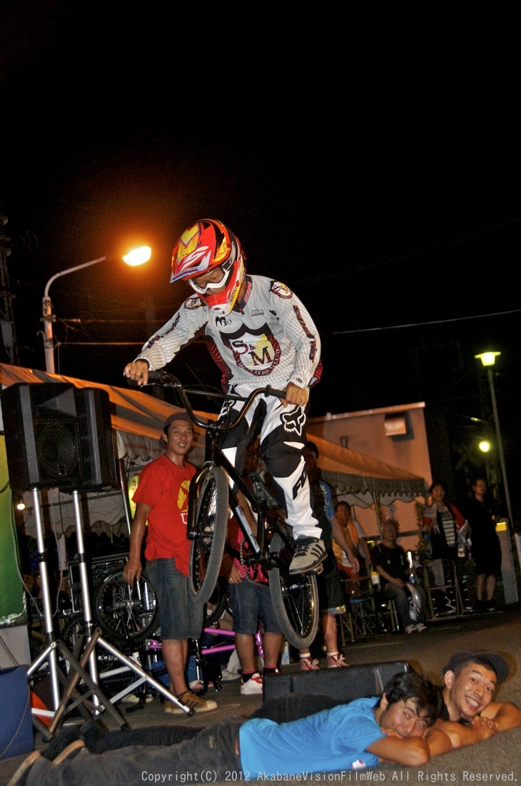 ２０１２第27回玉川学園南口商店会夏祭りチームDIG-IT BMXショウVOL2：レーサーパフォーマンス_b0065730_1871828.jpg