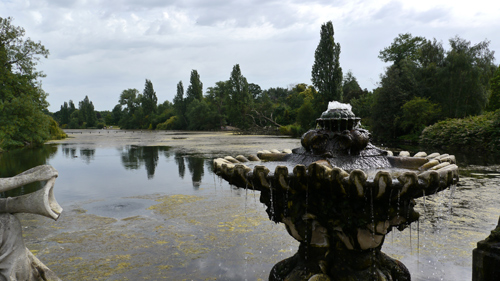 LONDON Kensington GardensとHyde Parkを分けるThe Long Walterが始まるItalian Gardensから撮影その❷→_b0032617_1531752.jpg