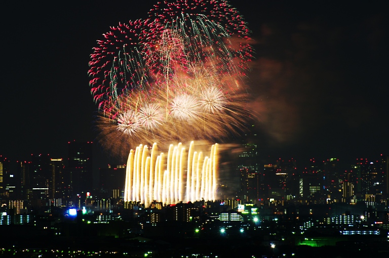 梅田ビル群を背景に淀川花火--4--　20120804_a0050572_1942452.jpg