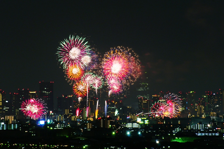 梅田ビル群を背景に淀川花火--4--　20120804_a0050572_1943326.jpg