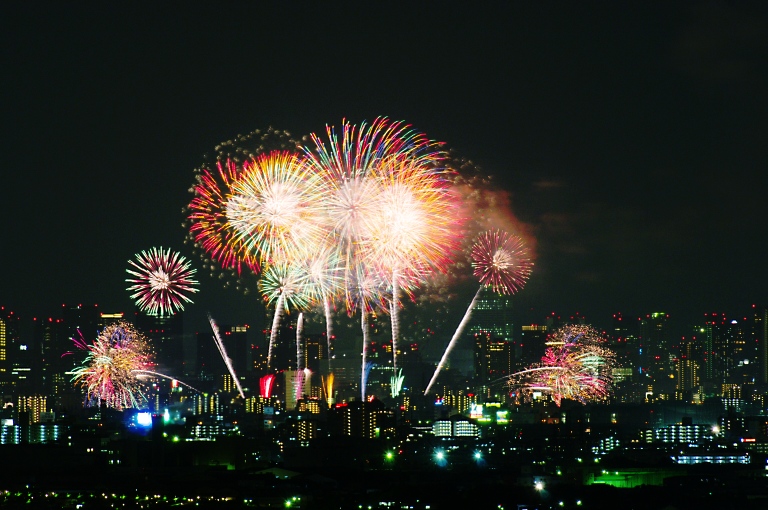 梅田ビル群を背景に淀川花火--4--　20120804_a0050572_1944341.jpg