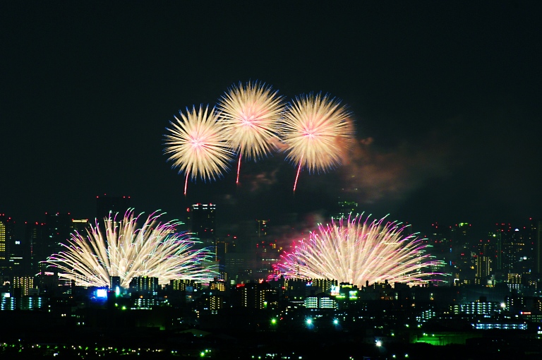 梅田ビル群を背景に淀川花火--4--　20120804_a0050572_1953646.jpg