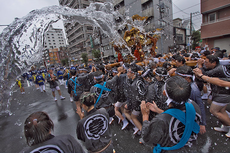 深川、富岡八幡例大祭（水掛祭り）_b0010915_23124698.jpg