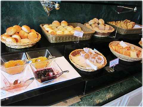【トップオブザタワーの朝食ビュッフェ】_c0042960_14201060.jpg