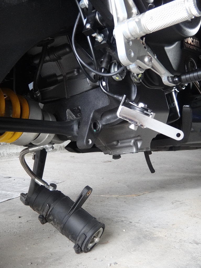 Moto Corse Exhaust Grosso Due を Diavel に装着_f0004270_2082426.jpg