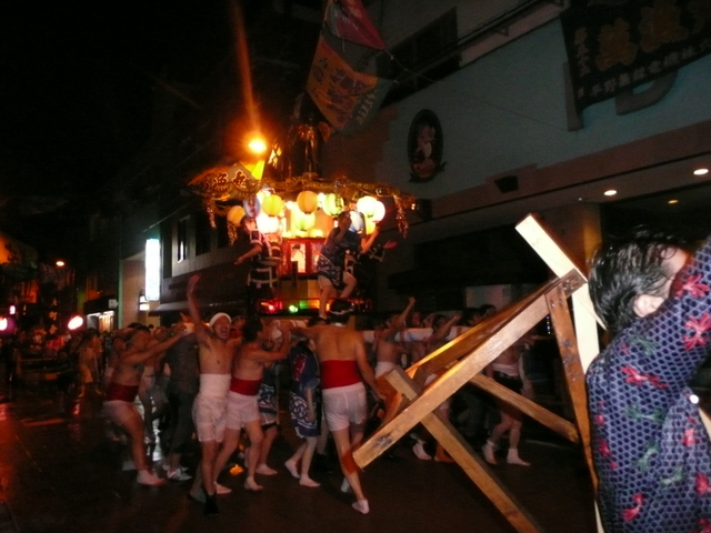 八幡宮祭典裸みこし,盛大に練り歩く。_f0171791_2214370.jpg