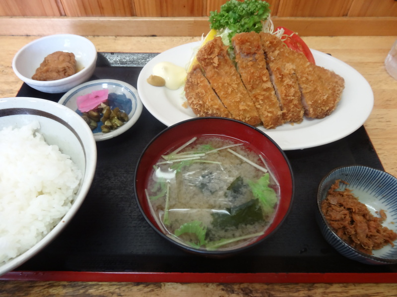 銚子でお魚が美味しい食堂で、この日は豚カツ定食です。_c0225997_1002270.jpg