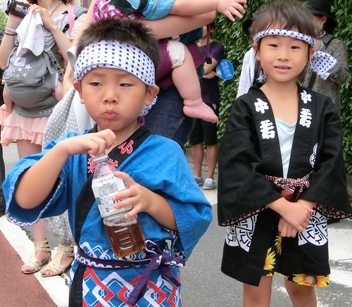 両陛下、空襲体験者とご懇談。深川八幡祭りをご覧になる。_d0252916_20103210.jpg