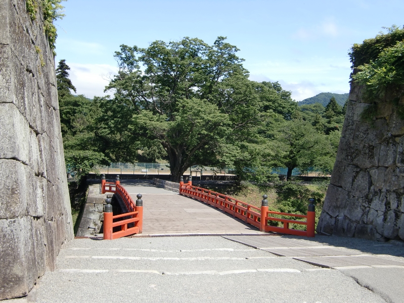 鶴ヶ城の廊下橋　～敵の侵入を防ぐ機能を備えた橋～_e0147022_13451276.jpg