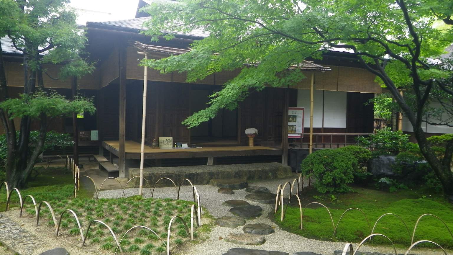 雨の合間の晴れ間に有楽苑・如庵を散歩３_f0166029_2327320.jpg