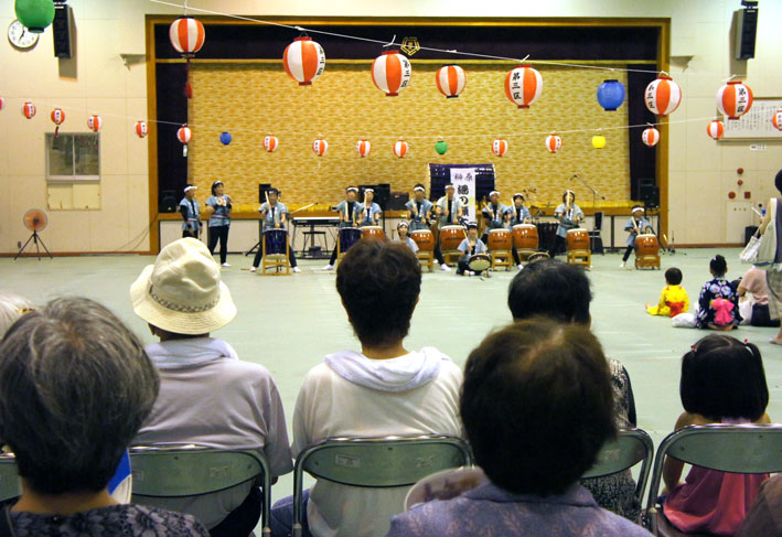 昨夜は納涼夏祭りでにぎわう_b0145296_23171952.jpg