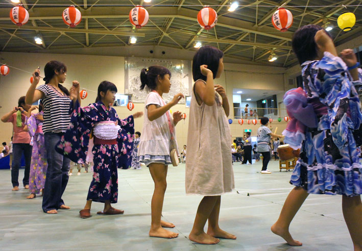 昨夜は納涼夏祭りでにぎわう_b0145296_23202253.jpg