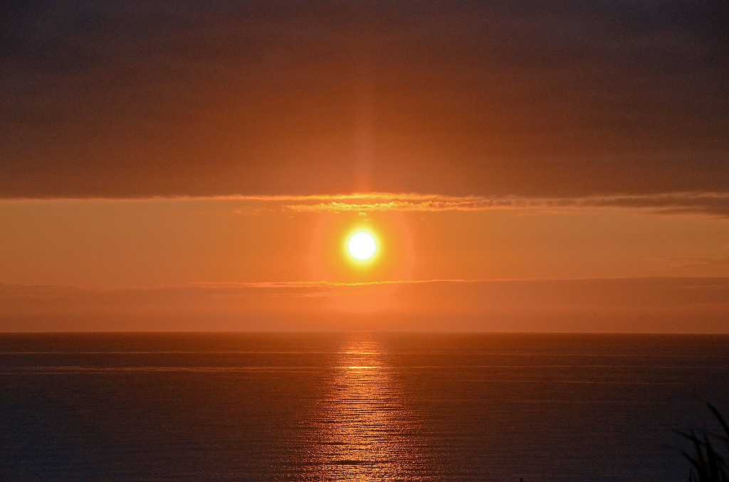 今日の、海と雲の狭間の凄い色の夕日を・・・・・・_f0121379_202366.jpg