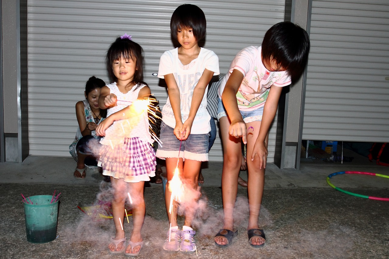夏の夜の子供花火 紙ひこうき