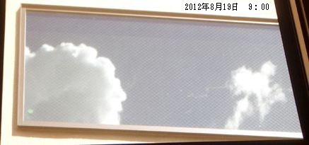夏の晴天：　定点観測　その2　＠隣家の窓_b0044404_9265629.jpg