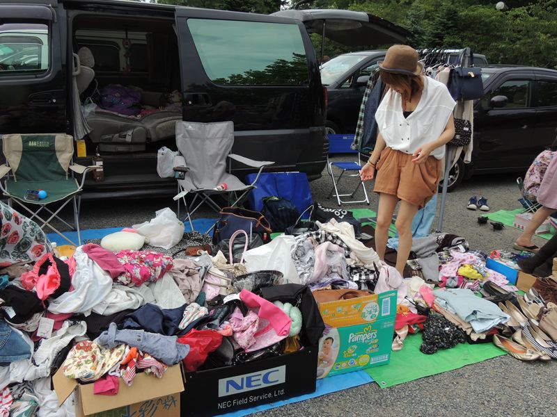 中島公園のフリーマーケットの一こま ボケタヌキの部屋