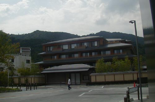 ●嵐山駅前の変化、その２２４（桜の林、広場、円形階段、脇道、ホテル）_d0053294_021595.jpg