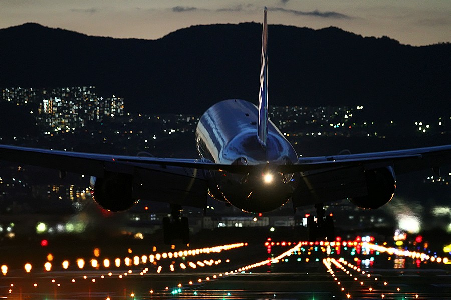 伊丹空港の夜景 日没後編 横田君のお気軽写真箱 伊丹空港の夜景 日没後編 横田君のお気軽写真箱