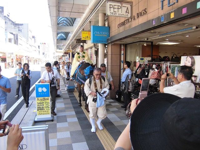 本物の山伏の皆さんが吉原宿に到着 「富士峰修行」_f0141310_8175740.jpg