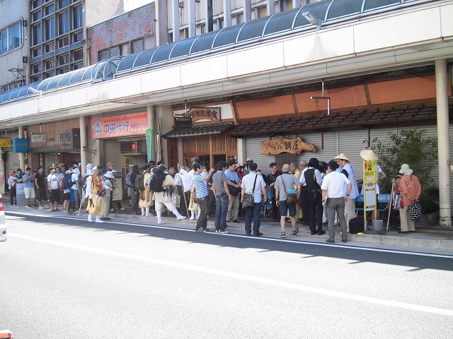 本物の山伏の皆さんが吉原宿に到着 「富士峰修行」_f0141310_8193197.jpg