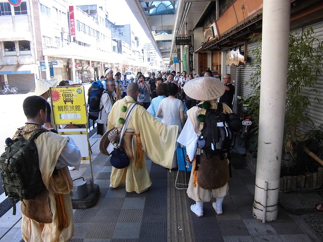 本物の山伏の皆さんが吉原宿に到着 「富士峰修行」_f0141310_819455.jpg