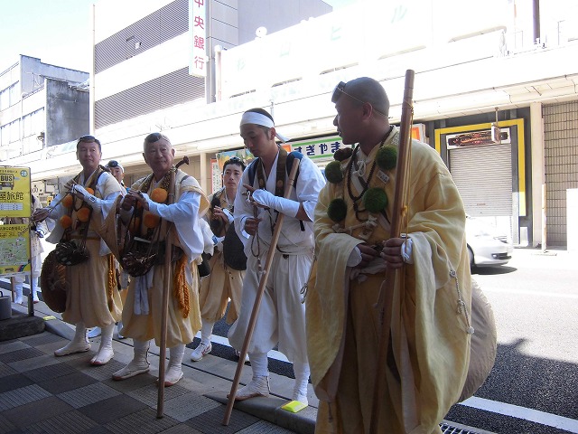 本物の山伏の皆さんが吉原宿に到着 「富士峰修行」_f0141310_8201678.jpg