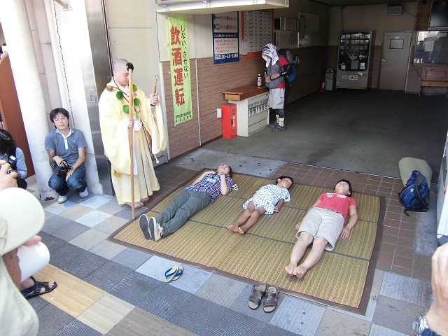 本物の山伏の皆さんが吉原宿に到着 「富士峰修行」_f0141310_8203278.jpg