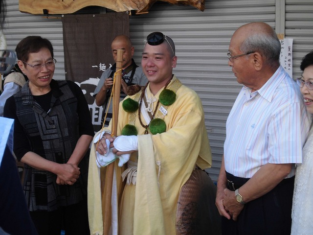 本物の山伏の皆さんが吉原宿に到着 「富士峰修行」_f0141310_82155.jpg
