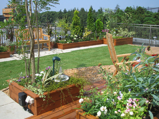 庭づくりのヒント 楽な姿勢で楽しみながら畑仕事ができる家庭菜園のつくり方 楽しむ 庭の写真館