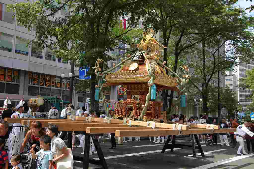 ８月１９日北海道開拓神社大神輿渡御があり撮影するも高さ３．６ｍ重さ４．５トン圧倒されました_a0268292_1984010.jpg