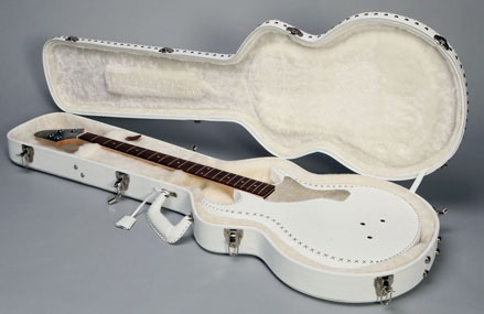 アノ!?…「Fendi」別注による「Gibson LP-Jr」を発見！_e0053731_18315612.jpg