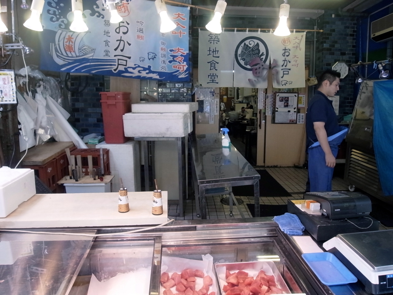 déjeuner dans le marché aux poisson de Tsukiji - 築地場外「おか戸」でランチ_a0231632_1413174.jpg